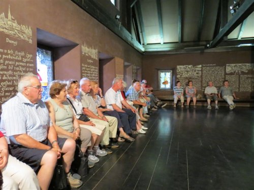 Posedemo v veliki sobi in poslušamo razlago  ...,